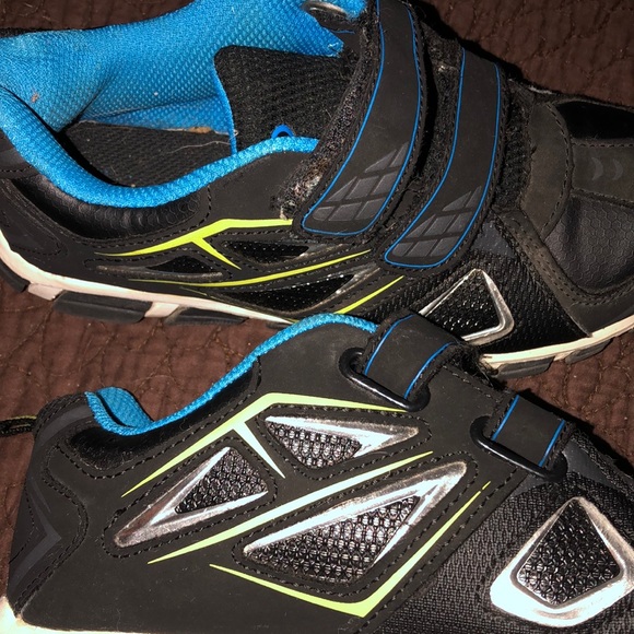 athletic works velcro shoes